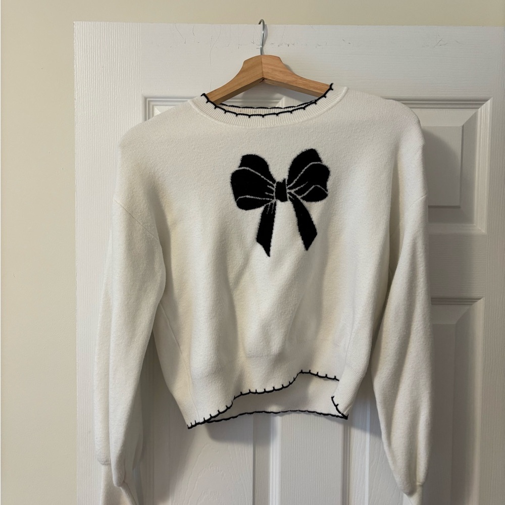 Chic White Top with Black Bow Accent